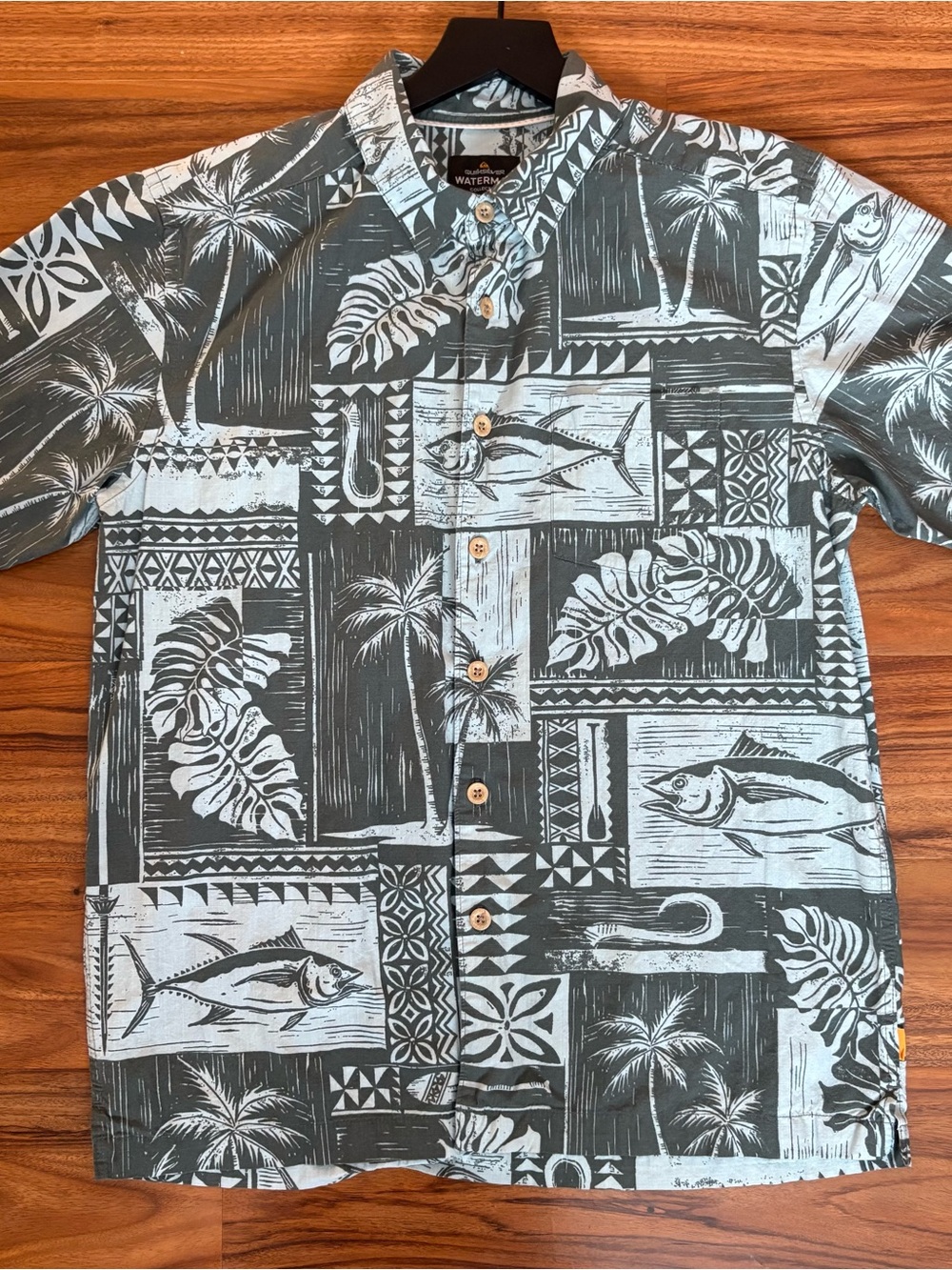Quiksilver Waterman Tuna Fish Hawaiian Aloha Shirt Mens Small Gray